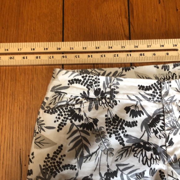 Old Navy pixie Chino style floral, print shorts size 8 - Picture 5 of 7